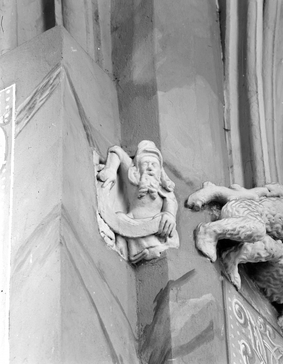 katedra św. Stanisława i św. Wacława - wnętrze, wspornik na filarze, skan 1