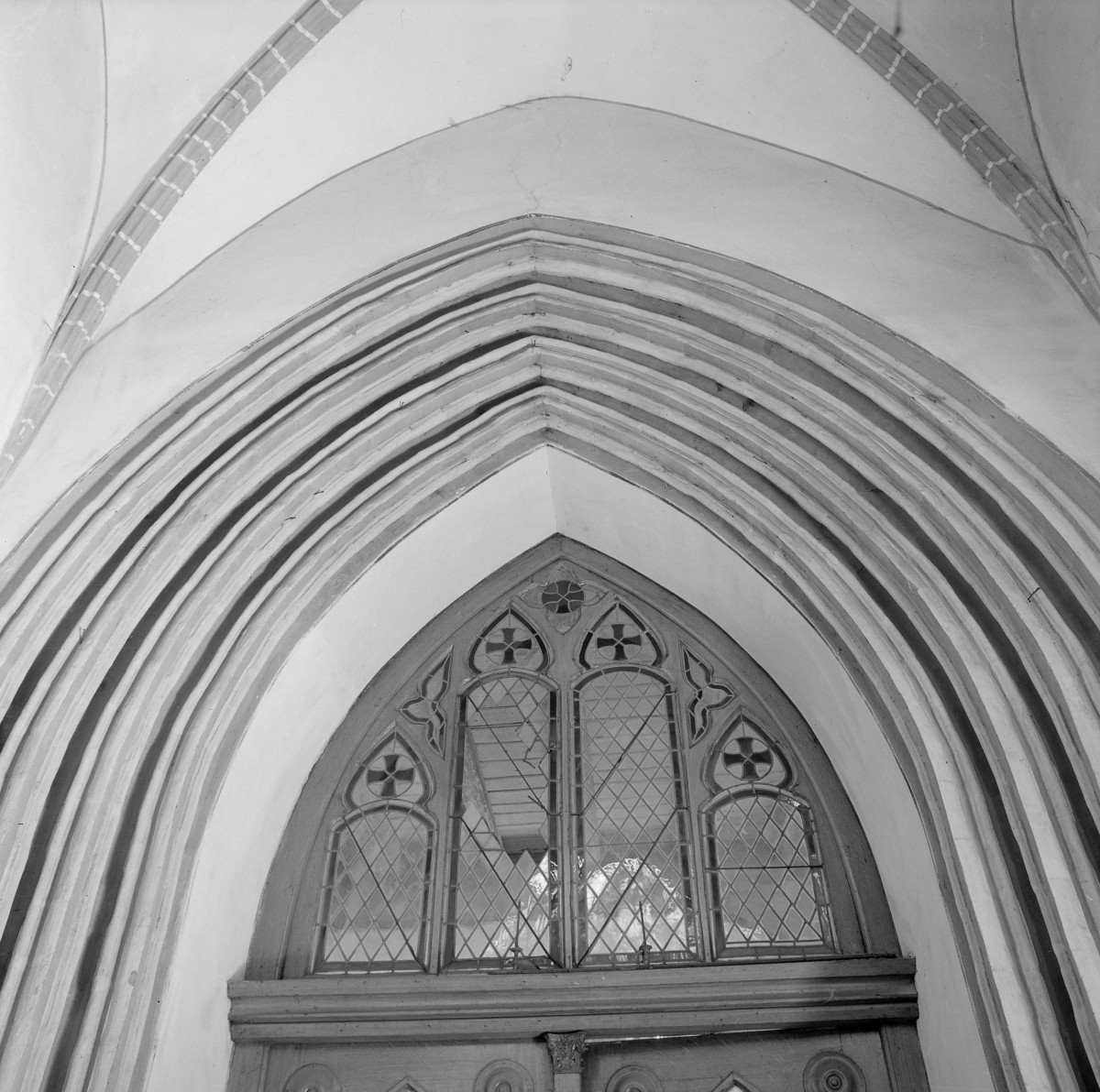Kościół św. Piotra i św. Pawła - wnętrze: portal ostrołukowy, szczyt, skan 1