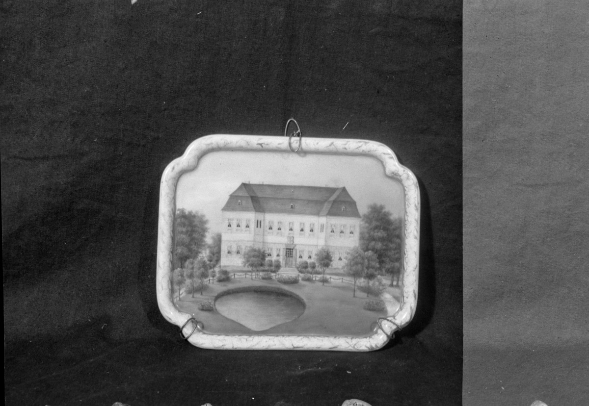 podstawka porcelanowa ręcznie malowana z widokiem pałacu, Muzeum Narodowe w Warszawie, skan 1