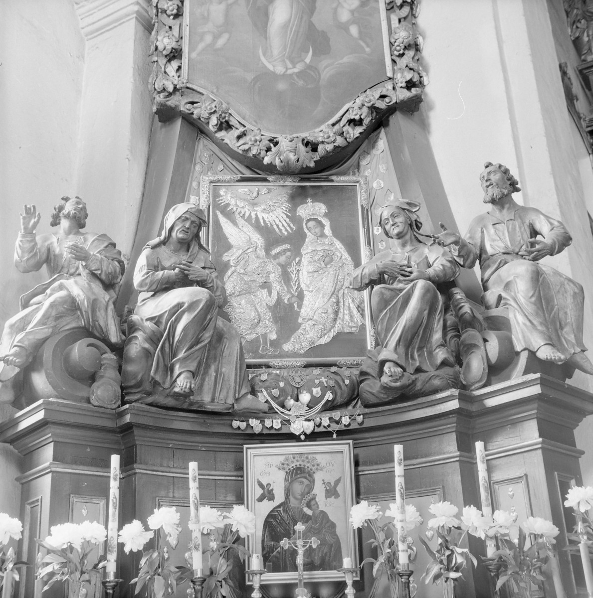 Kościół św. Franciszka Ksawerego - wnętrze: ołtarz boczny  lewy, fragment, wizerunek Matki Boskiej oraz figury, skan 1