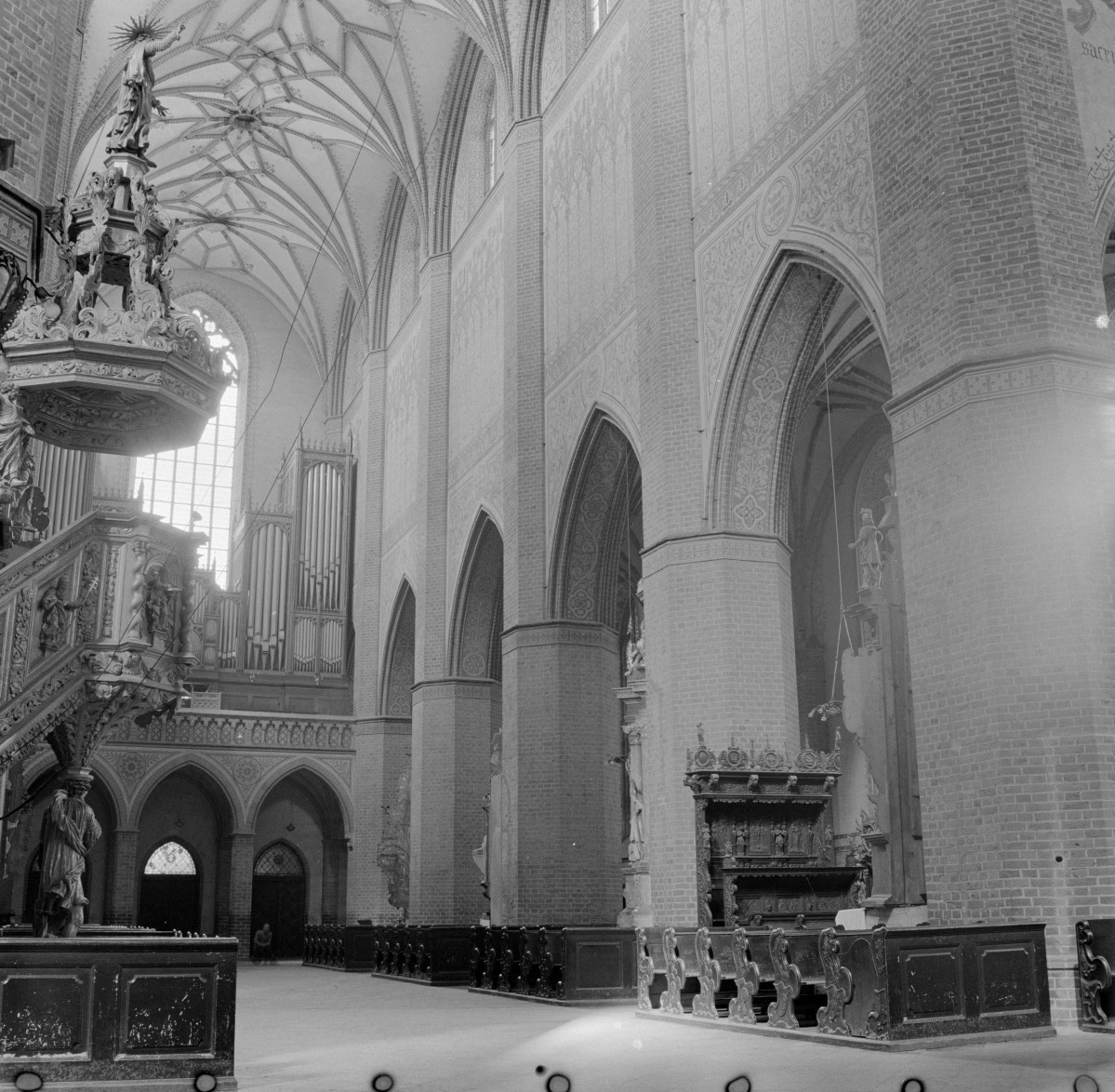 klasztor Cystersów - kościół pw. Wniebowzięcia NMP, św. Bernarda, św. Benedykta i św. Stanisława - wnętrze - nawa główna - organy, skan 1