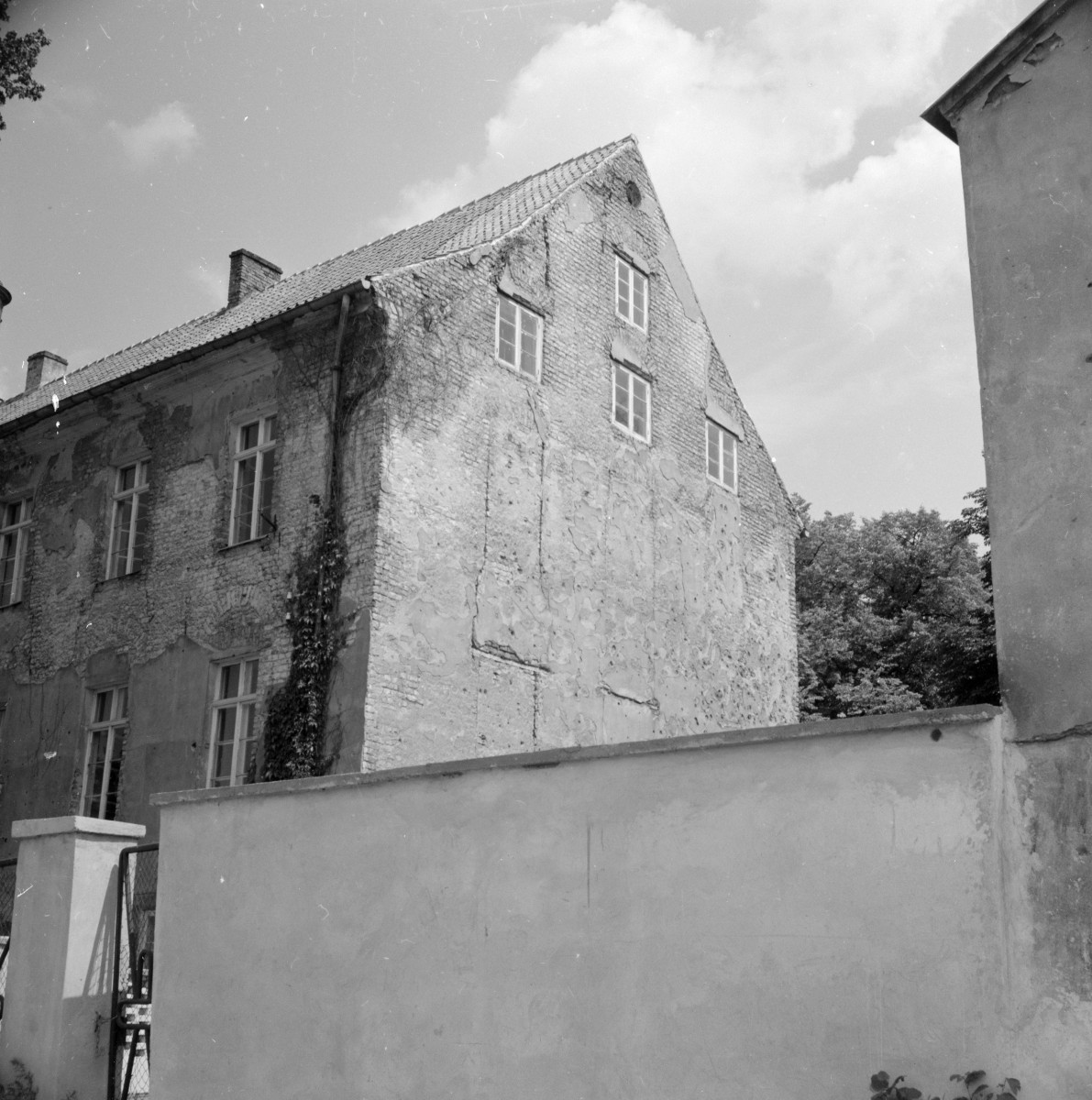zespół zabudowań na terenie d. zamku; gimnazjum 1509-1883; ob. muzeum - szczyt zachodni, skan 1