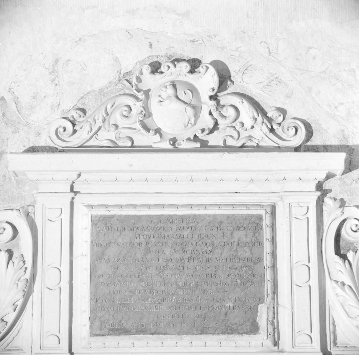 kościół pw. św. Mikołaja - wnętrze - prezbiterium - ściana północna - nagrobek Elżbiety Firlejowej - fragment z płytą inskrypcyjną, skan 1