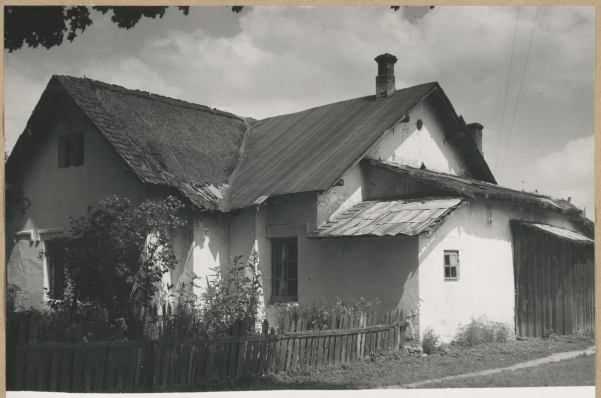 Zespół XIX w. zakładu przemysłowego - osiedle fabryczne , dom nr 34, widok elewacji frontowej i bocznej

, skan 1
