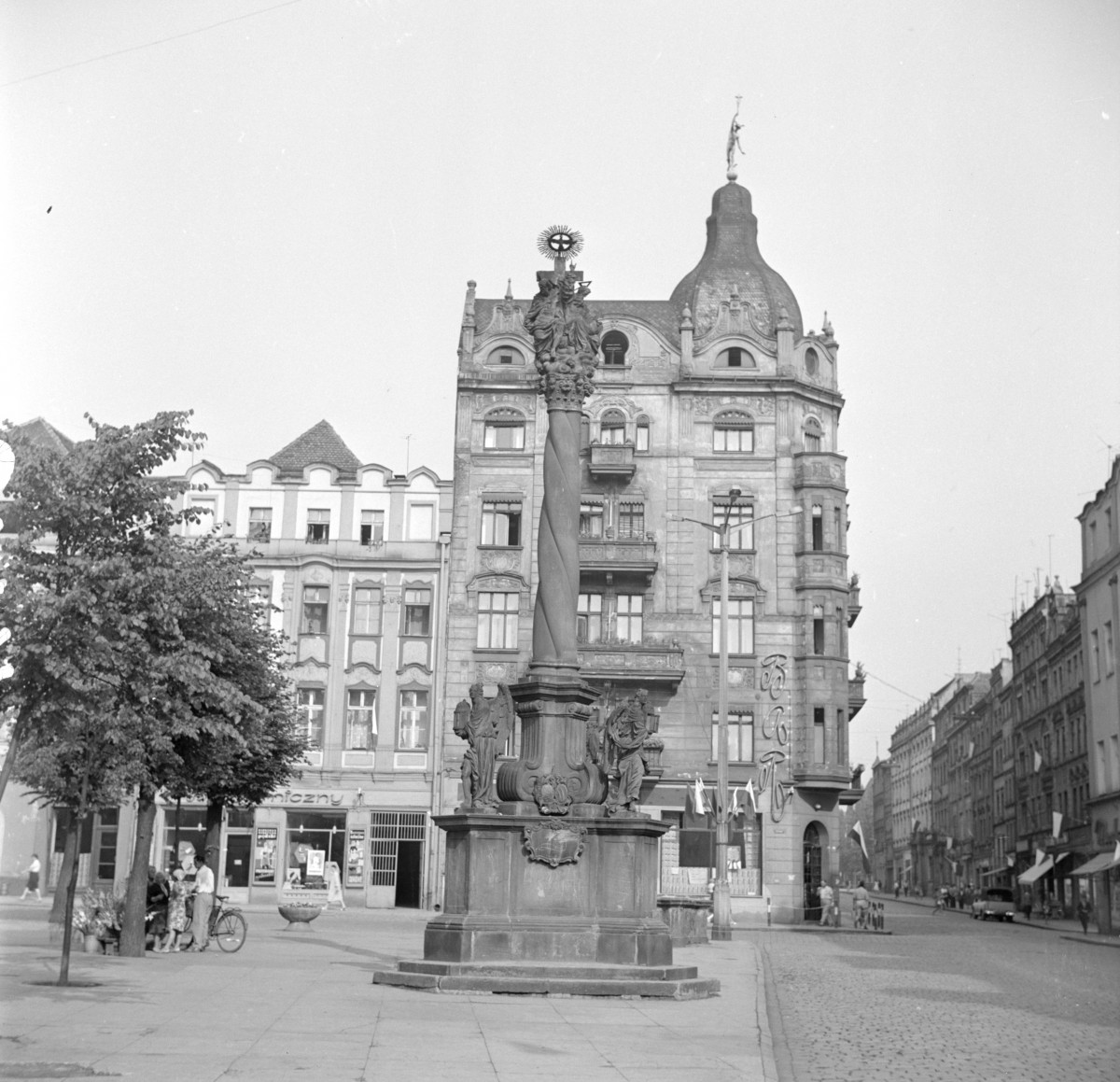 kolumna św. Trójcy w tle kamienica "Pod Hermesem", skan 1