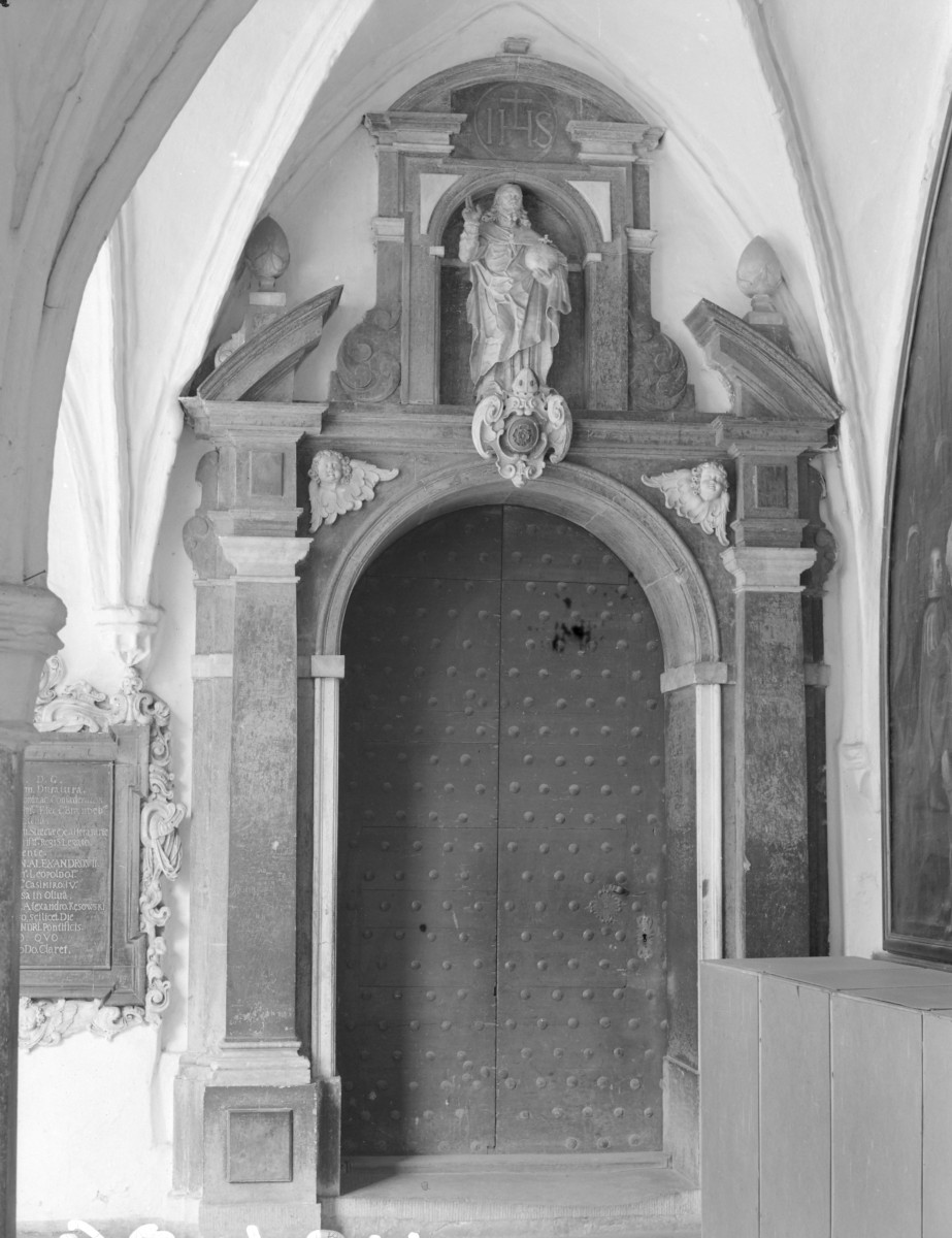 kościół M.B. Królowej - portal w krużganku, skan 1