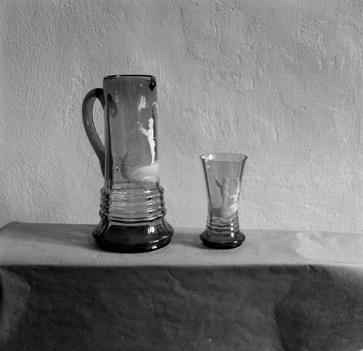 klasztor ss. Mniszek Benedyktynek - zbiory - dzban i szklanka /szkło niemieckie/ z XIX wieku, skan 1