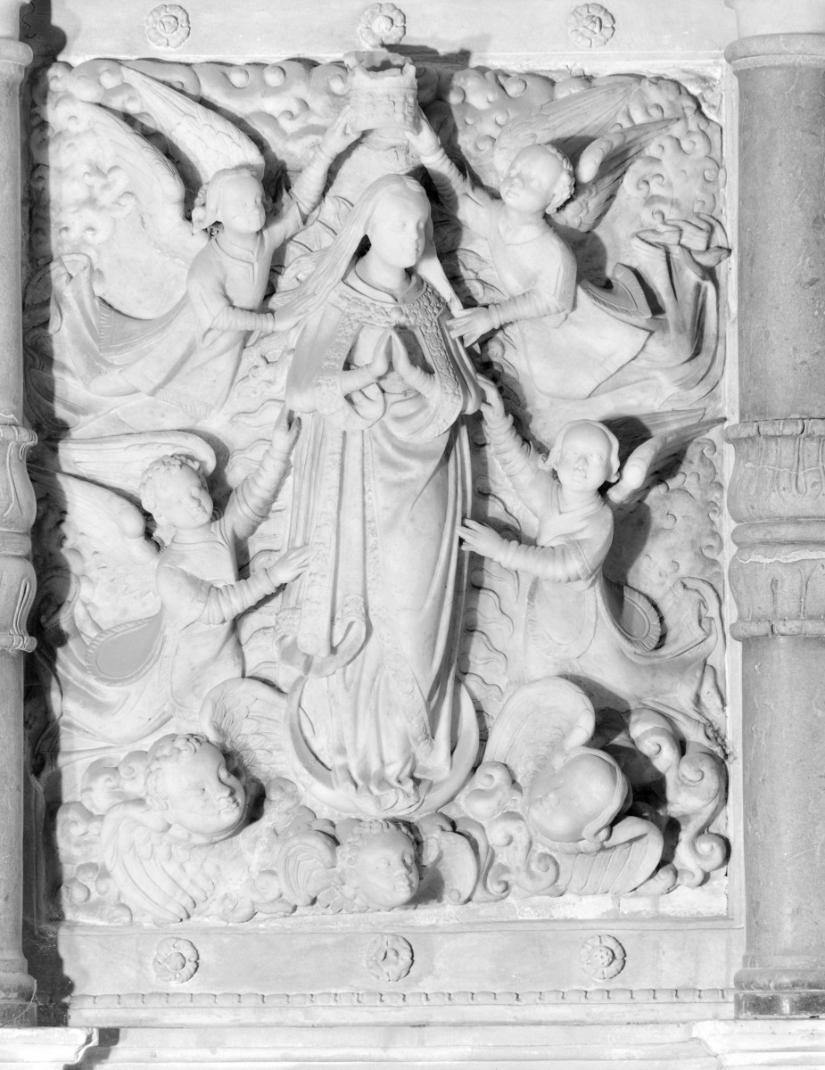 kościół pw. św. Mikołaja - Kaplica Firlejów - wnętrze - ołtarz - scena w polu środkowym Wniebowzięcie NMP - rzeźba, skan 1