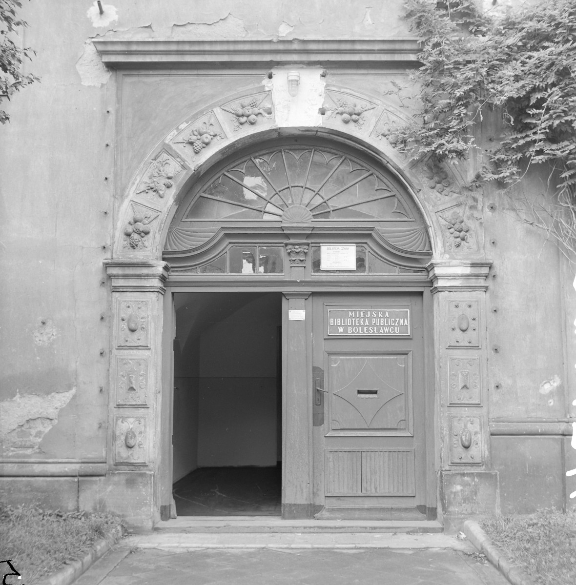 ratusz - elewacja portal, skan 1