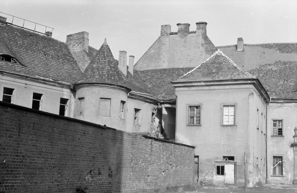 kościół pw. Wniebowzięcia NMP w daw. augustiańskim zespole klasztornym, widok od strony dziedzińca , skan 1