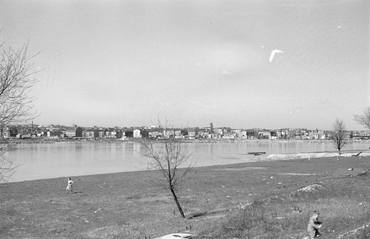 Panoram miasta. Widok z Saskiej Kępy. Miasto w czasie odbudowy. Mieszkańcy nad Wisłą., skan 1