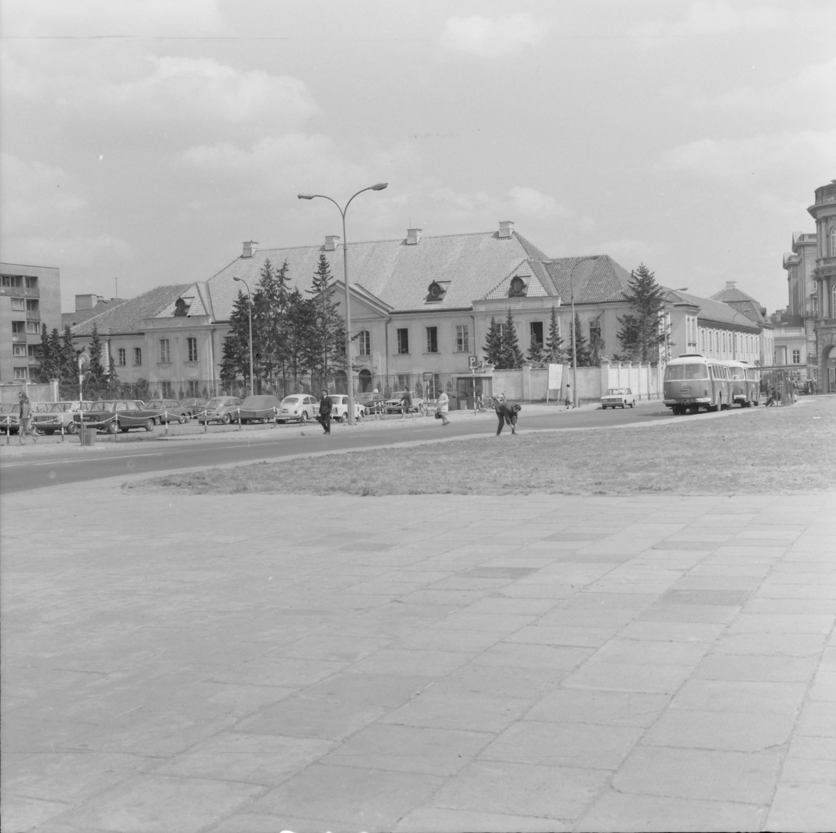 Pałac Potockich - widok ogólny od strony ulicy, skan 1