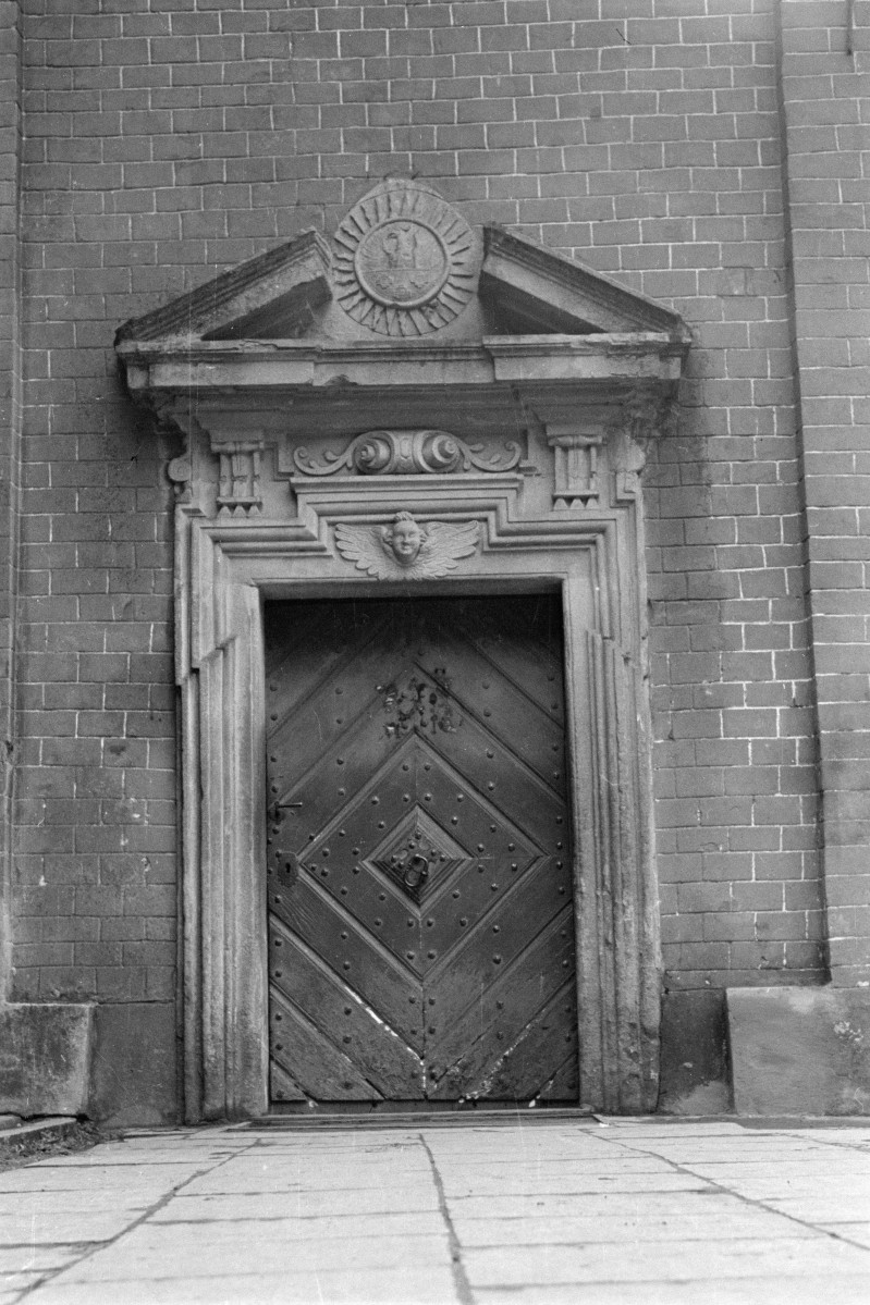 portal do kruchty w pobenedyktyńskim kościele pw. Najświętszej Maryi Panny i św. Wojciecha w staniątkach , skan 1