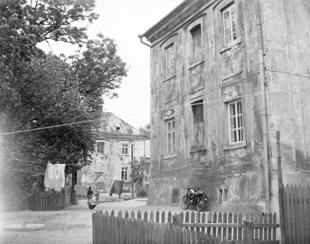 dawny pałac biskupów - skrzydło pałacowe, elewacja, skan 1