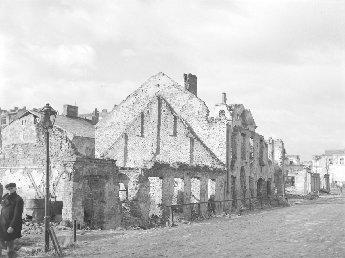 Zniszczona zabudowa miejska. Ruiny., skan 1