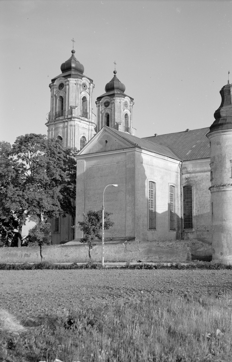 kolegiata - elewacja od strony klasztoru, prezbiterium, skan 1
