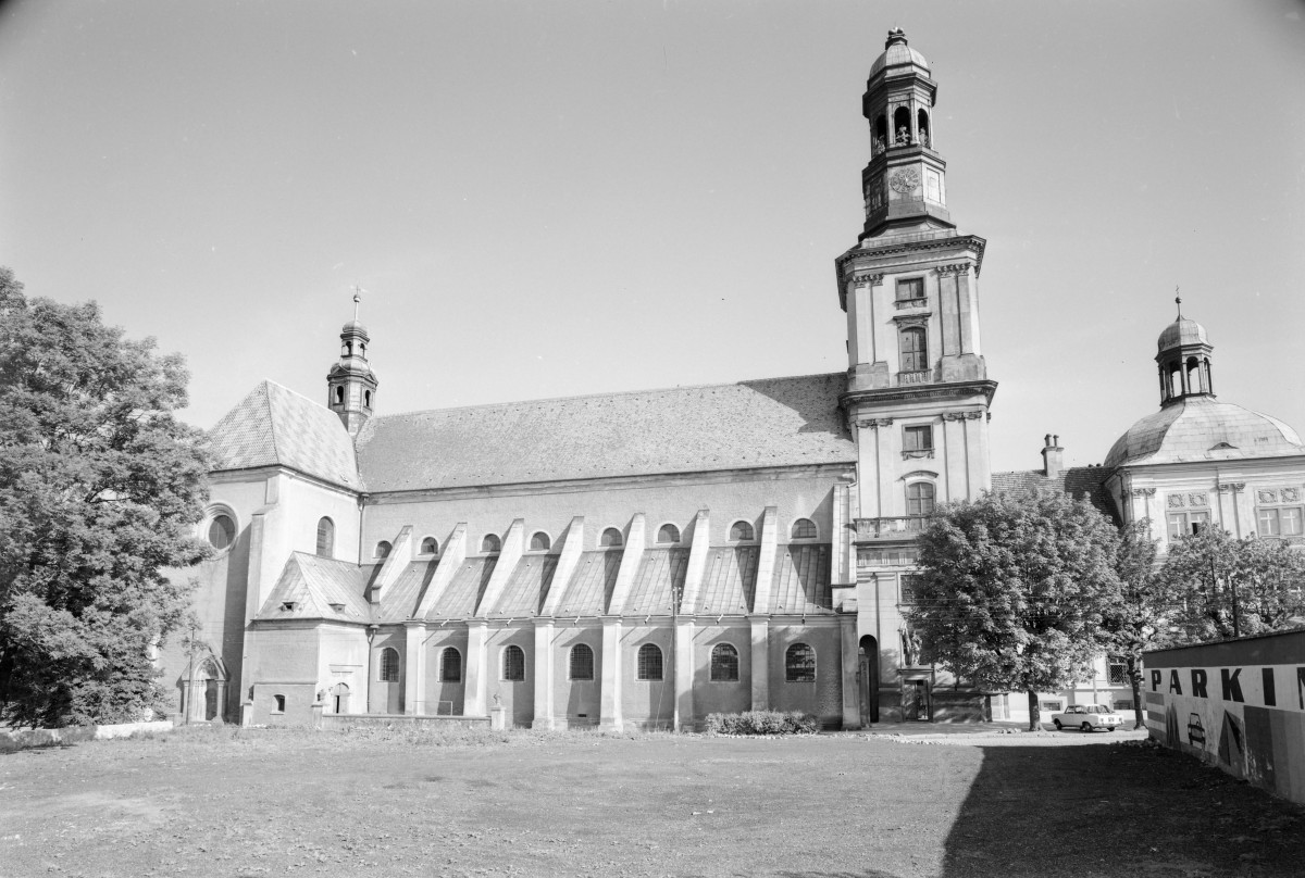 sanktuarium św. Jadwigi Śląskiej - kościół, elewacja prezbiterium, skan 1
