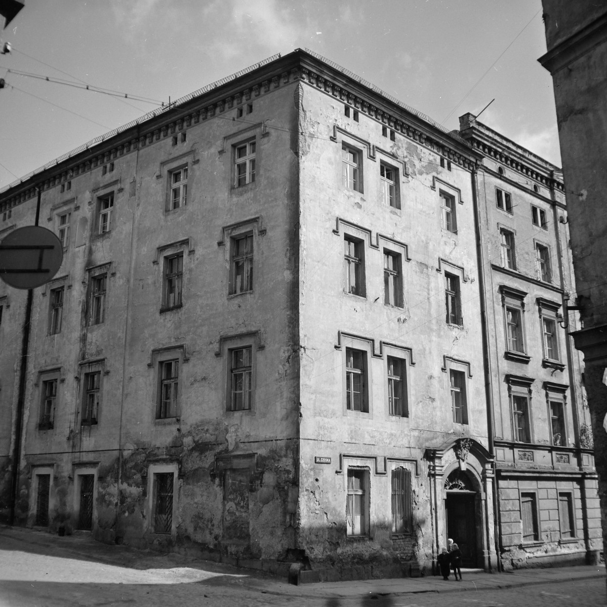 Zabudowa miejska. Kamienica narożna. Elewacja., skan 1