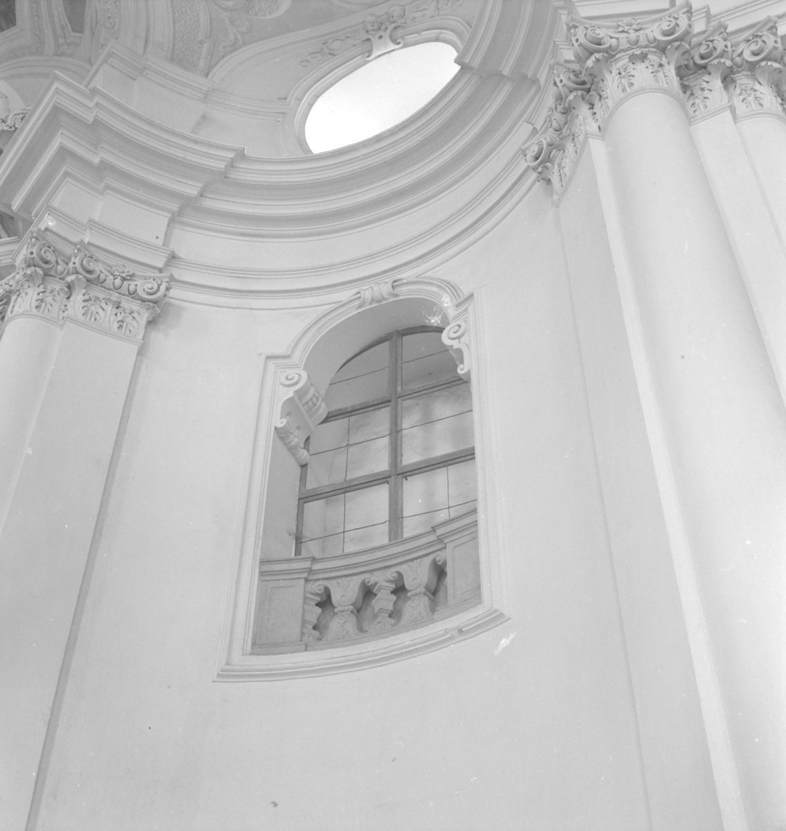 Bazylika mniejsza św. Jadwigi - wnętrze: fragment ściany w prezbiterium, skan 1