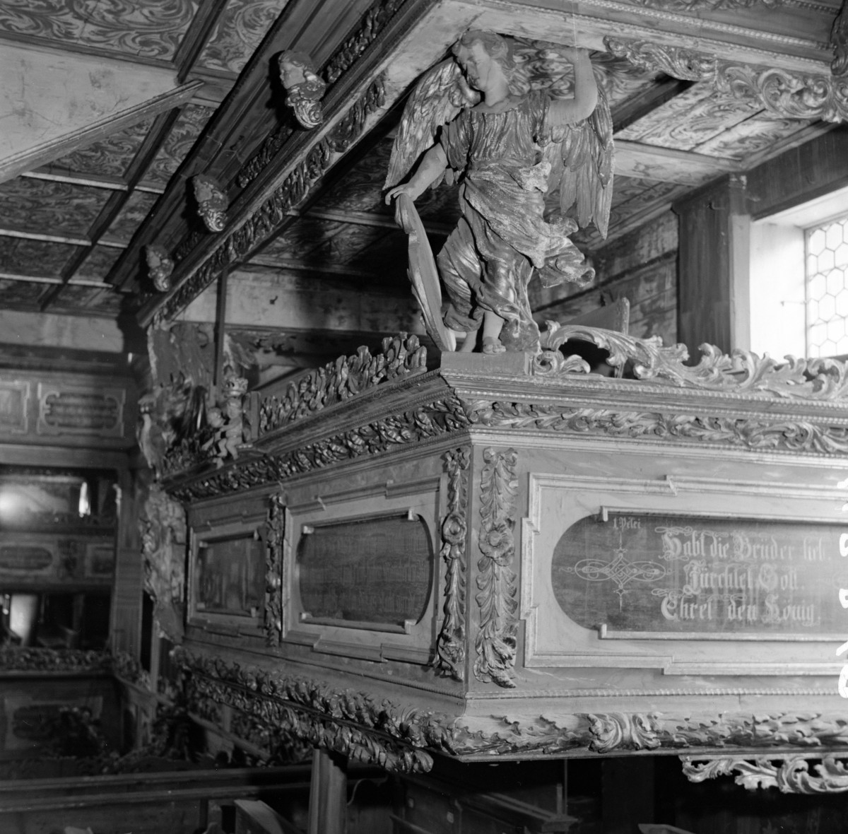 kościół Pokoju im. Trójcy Świętej - wnętrze, dekoracja loży, skan 1