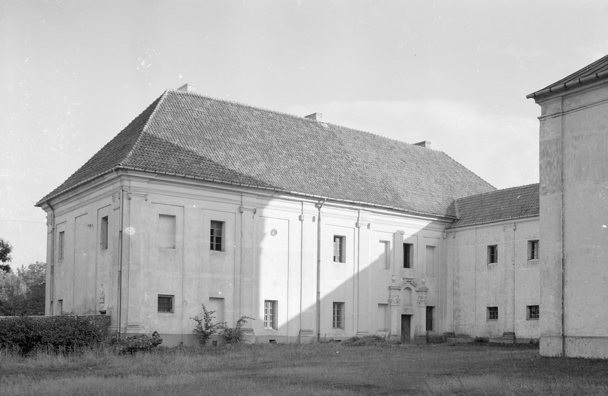 zespół klasztorny Filipinów - klasztor od północy, skan 1