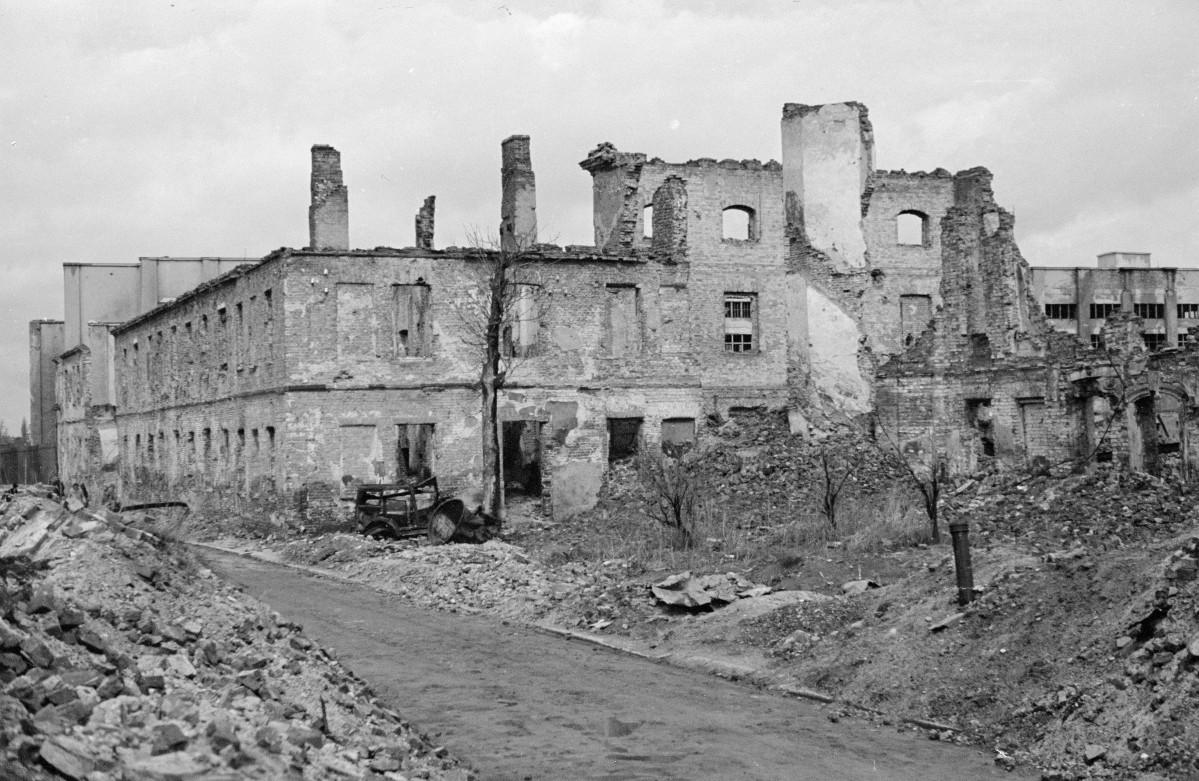 Pałac Sapiehów - Koszary Sapieżyńskie. Ruina., skan 1