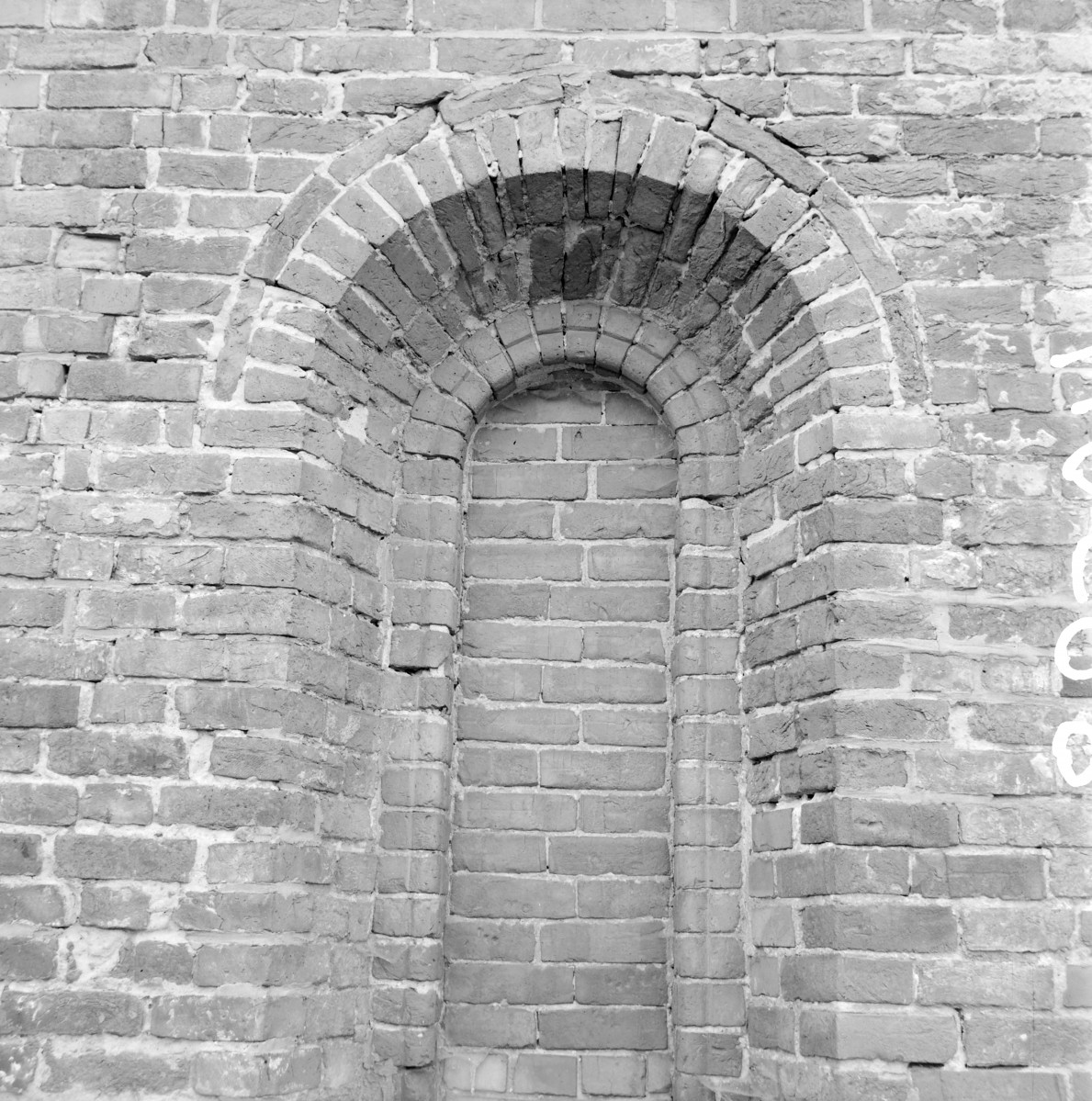 kościół dominikański pw. św. Jakuba - elewacja północna, portal zamurowany, skan 1