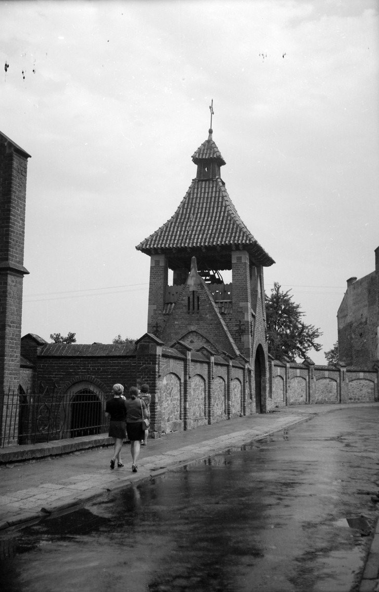 Kościół oo. Franciszkanów - dzwonnica, elewacja oraz ogrodzenie, skan 1