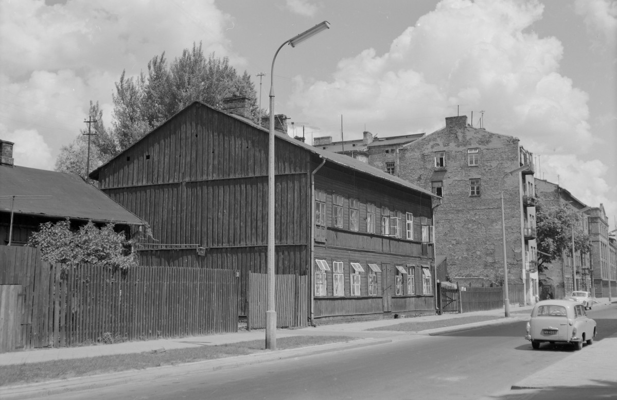 drewniany budynek mieszkalny - elewacja frontowa, skan 1