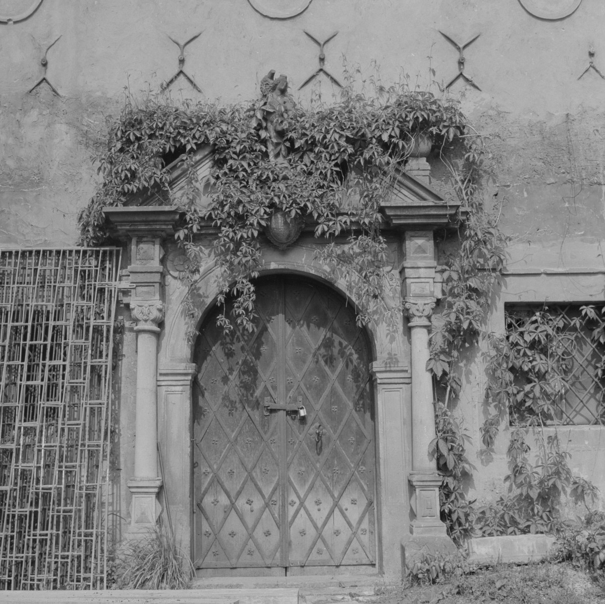 zamek Oppersdorffów - zamek górny - dziedziniec - elewacja zachodnia - portal, skan 1