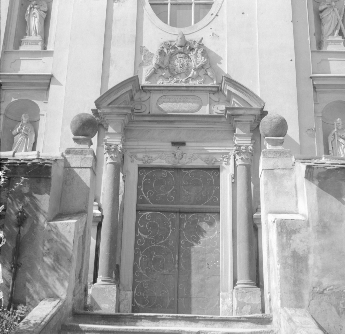 kościół parafialny pw. św.św. Mikołaja i Franciszka Ksawerego - elewacja, portal, skan 1