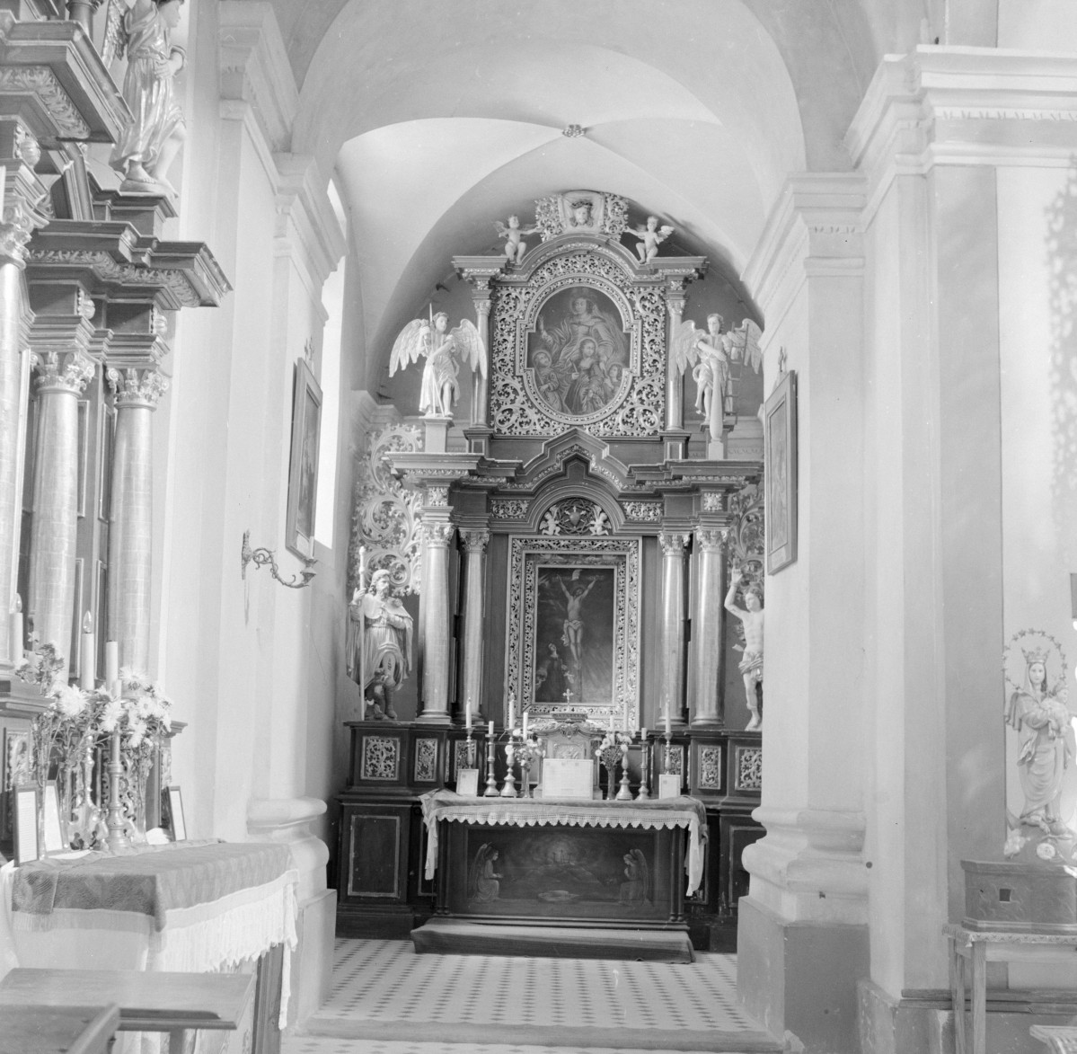 kościół Wniebowzięcia NMP - kaplica z ołtarzem, boczna, skan 1