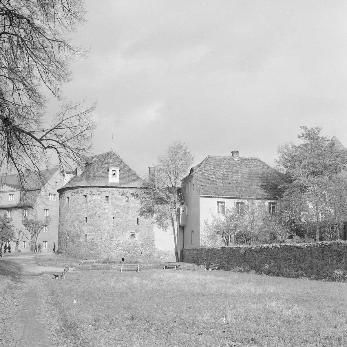 Baszta krośnieńska i zabudowa miejska. Widok ogólny., skan 1