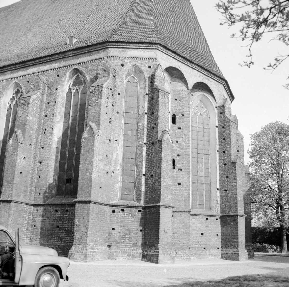 kościół Świętych Apostołów Piotra i Pawła - elewacja prezbiterium, skan 1