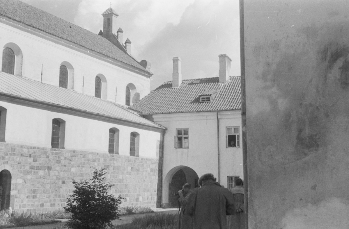 klasztor kanoników regularnych - kościół pw. Zwiastowania Najświętszej Marii Panny - elewacja od strony dziedzińca, skan 1