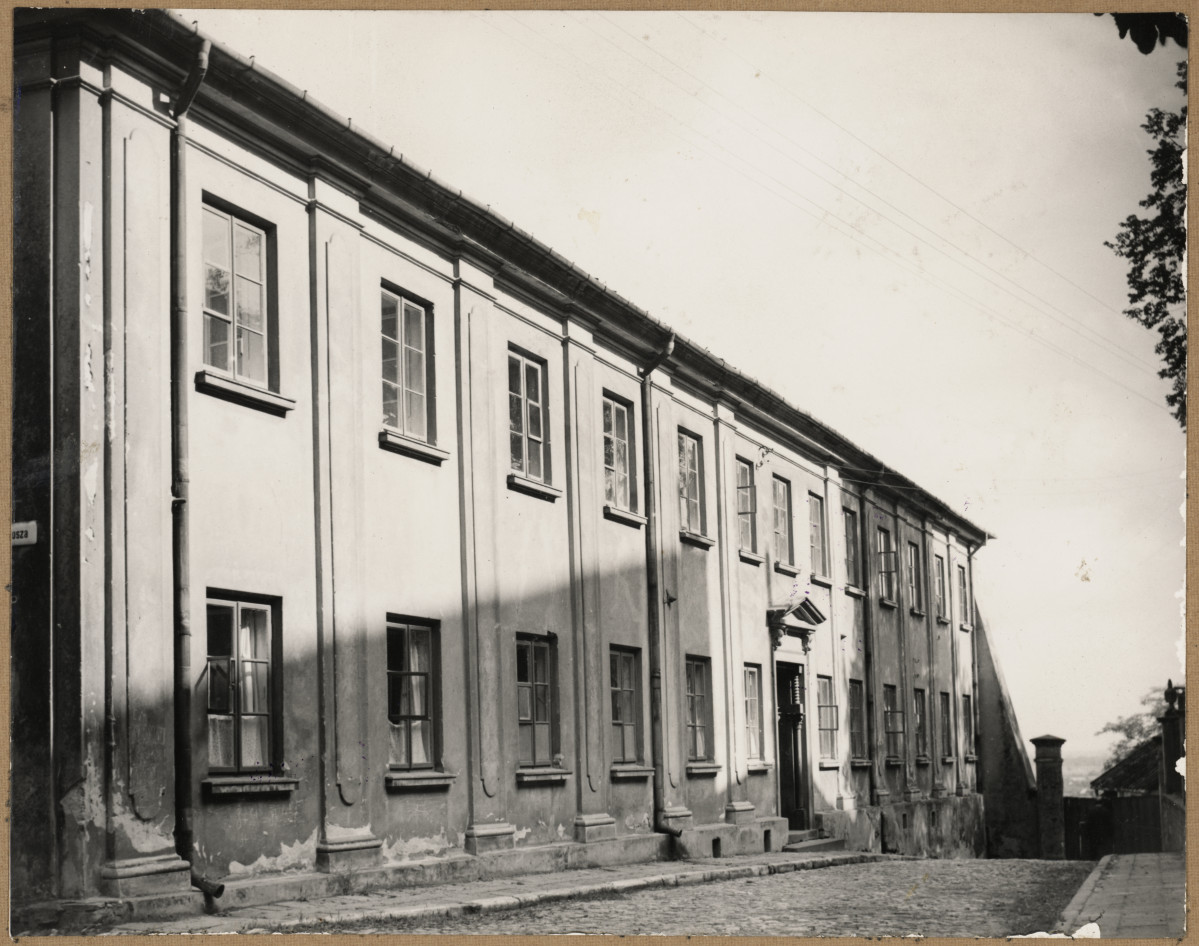 Wikariat ob. dom kapitulny - widok elewacji od strony płn. - zach., skan 1