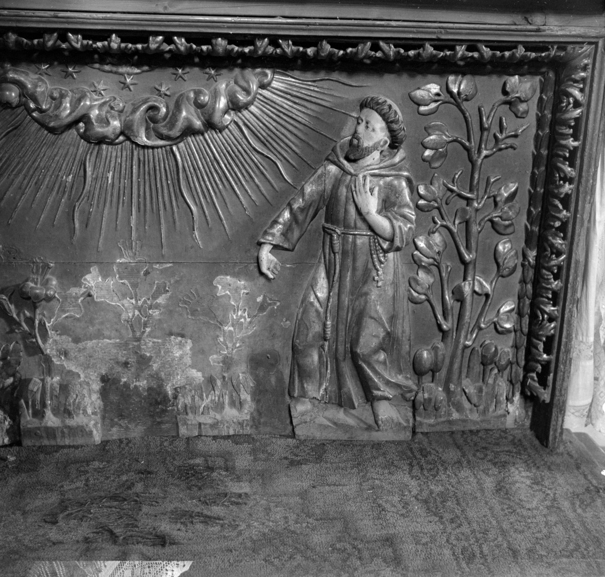 kościół farny pw. Świętej Trójcy - wnętrze: ołtarz boczny lewy - antepedium, fragment, skan 1