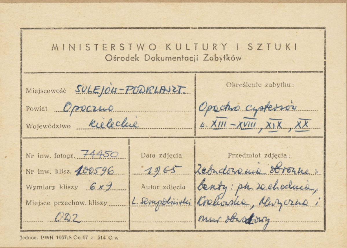 Zespół opactwa cystersów - widok od płd. na wieże -  Krakowską,  Muzyczną i Attykową oraz  przyległe budynki gospodarcze - metryczka, skan 1