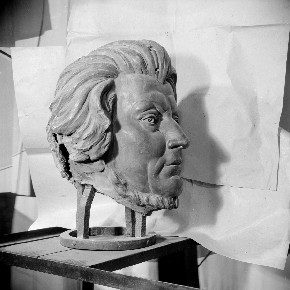 muzeum Adama Mickiewicza - rzeźba głowy Mickiewicza autorstwa Xawery Dunikowski, skan 1