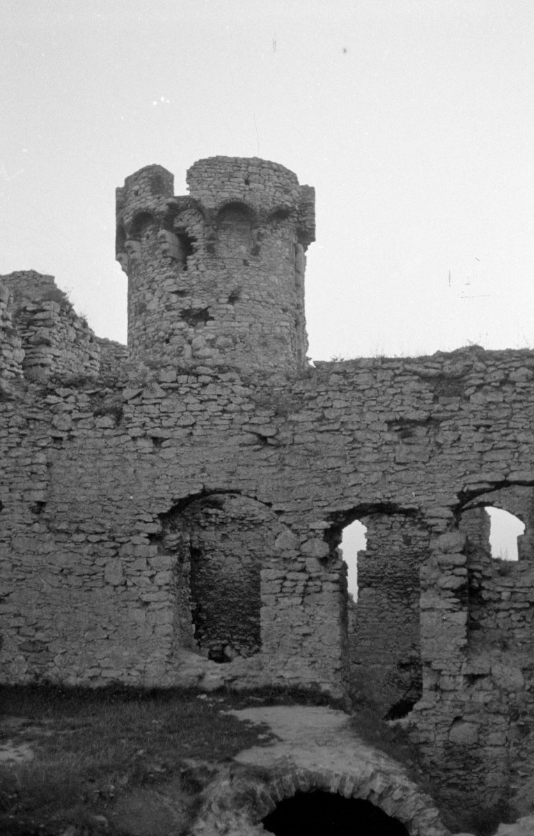 zamek Sulimczyków - fragment murów z Wieżą Kredencerską - widok od dziedzińca, skan 1