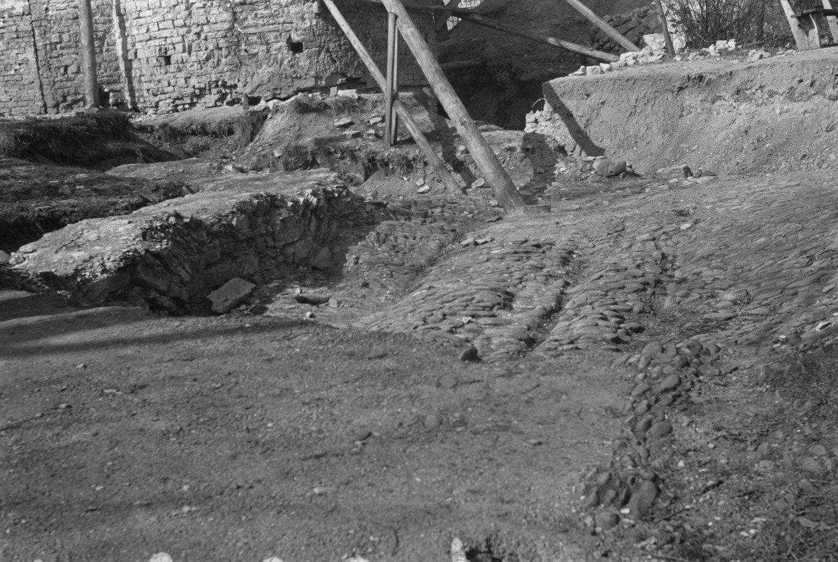 kaplica zamkowa - wykopaliska, skan 1