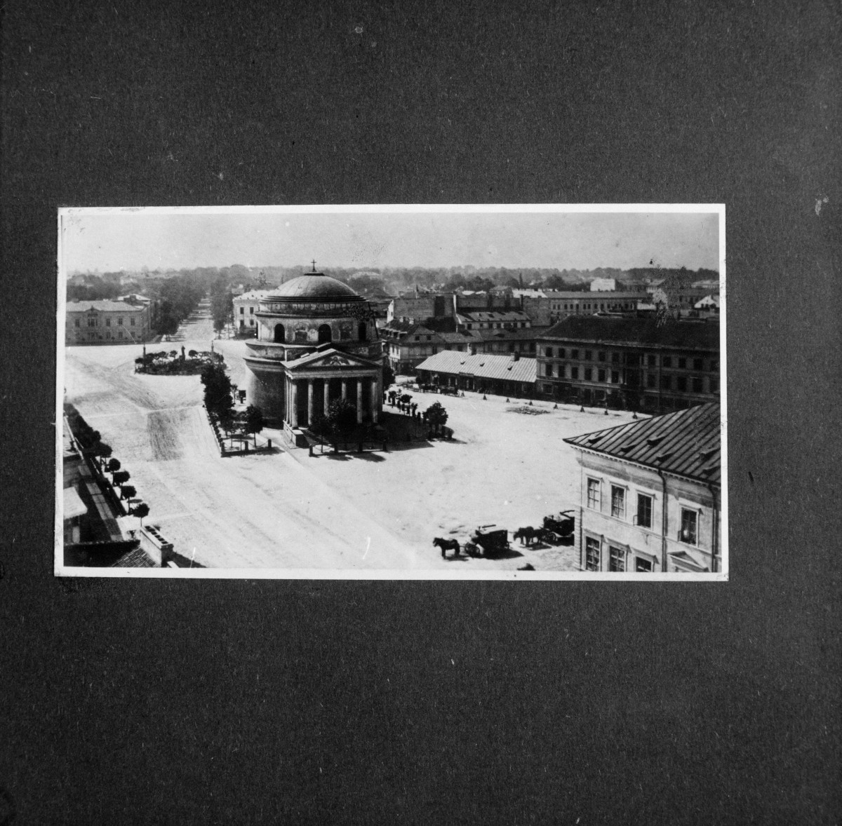 Plac Trzech Krzyży widziany z czatowni strażackiej przy ul. Nowy Świat 6. U góry odchodząca od Placu ulica Mokotowska. Zdjęcie Konrada Brandela z ok. 1873 roku., skan 1