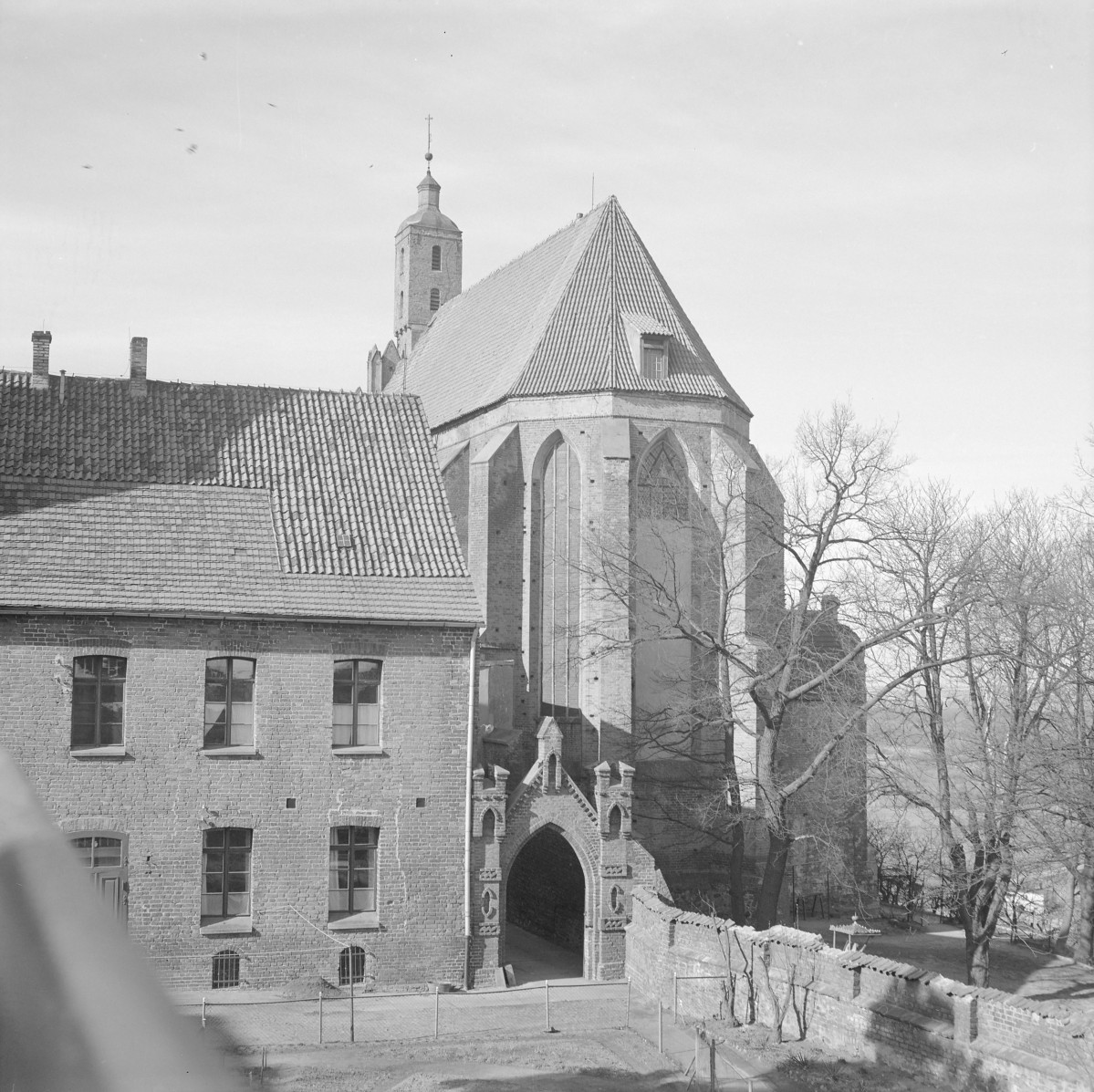 klasztor ss. Miłosierdzia - kościół pw. śś. Jana Chrzciciela i Jana Ewangelisty - elewacja wschodnia - prezbiterium, skan 1