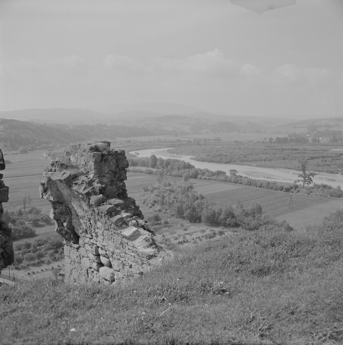 zamek królewski - mury - fragment ruin, skan 1
