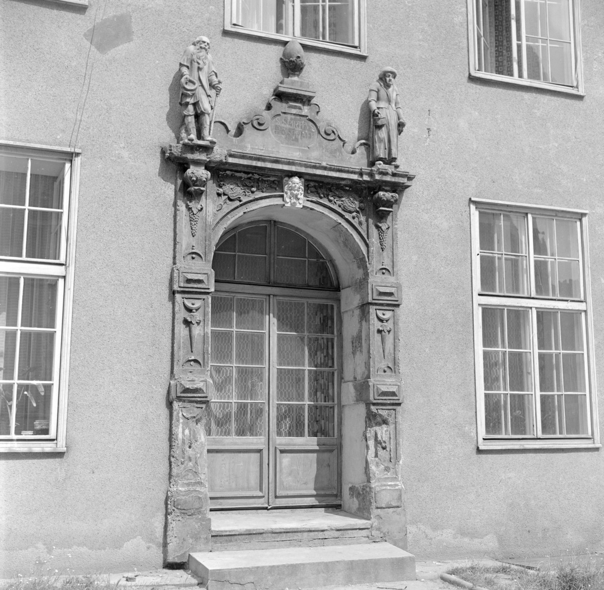szpital Św. Ducha - elewacja: portal, skan 1