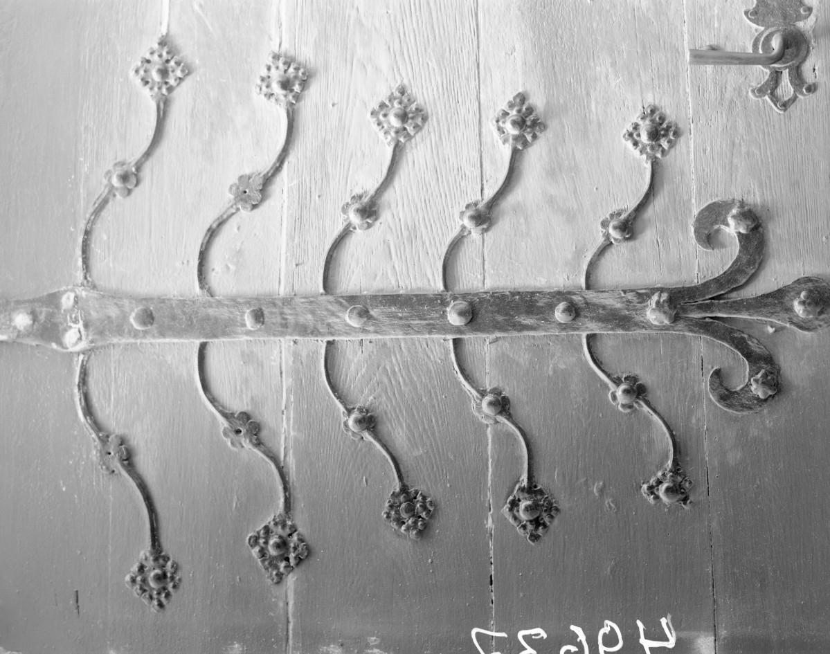 kościół parafialny pw. Nawrócenia św. Pawła - okucie dzwi, fragment, skan 1