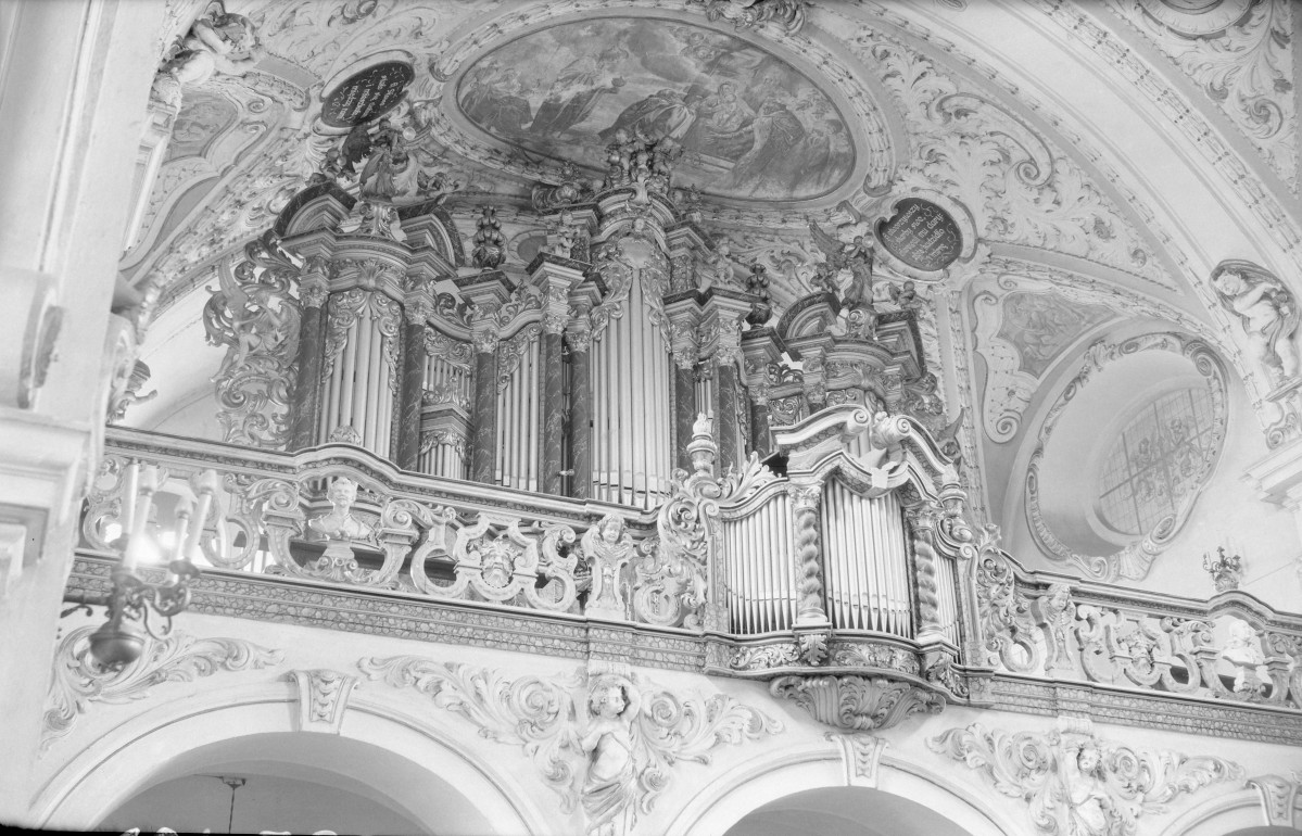 kościół parafialny pw. Bożego Ciała - wnętrze: chór muzyczny i organy, skan 1