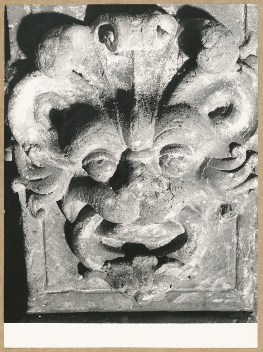 Kaplica Firlejów - portal - fragment dekoracji - maszkaron, skan 1
