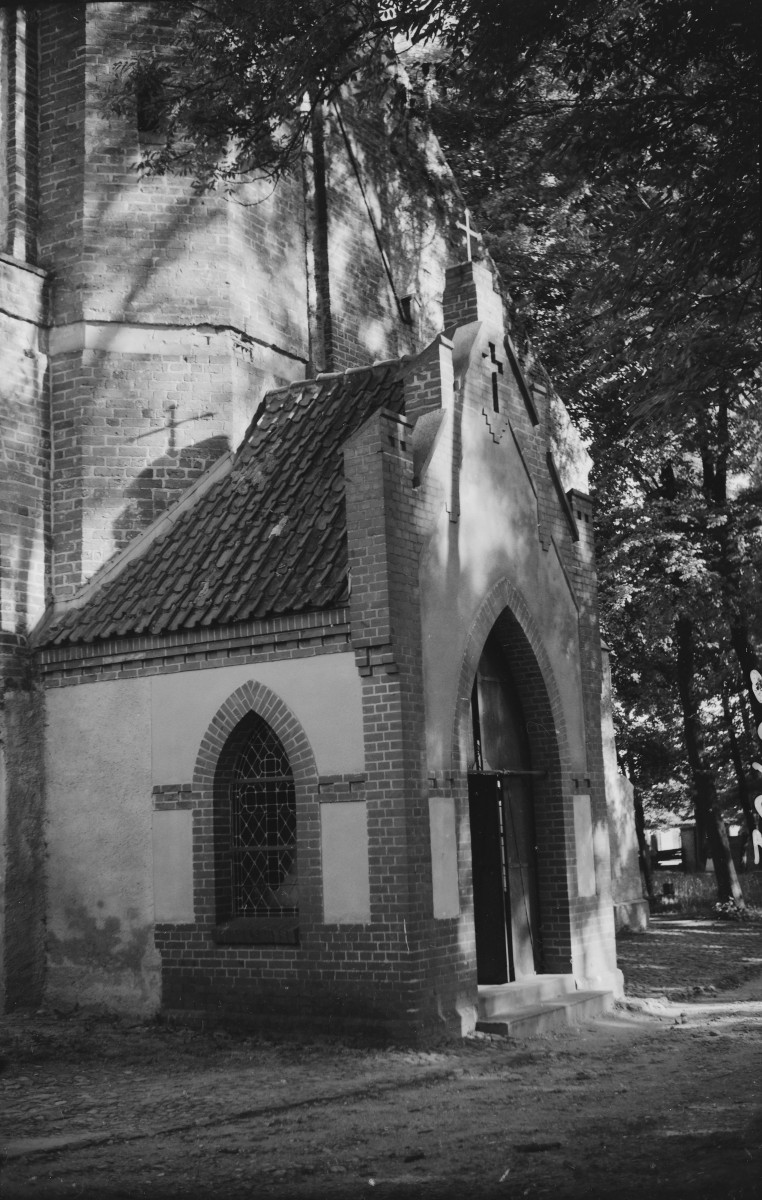 kościół po klasztorny, ob. parafialny rzymskokatolicki pw. Wniebowzięcia Najświętszej Marii Panny - elewacja zachodnia, skan 1