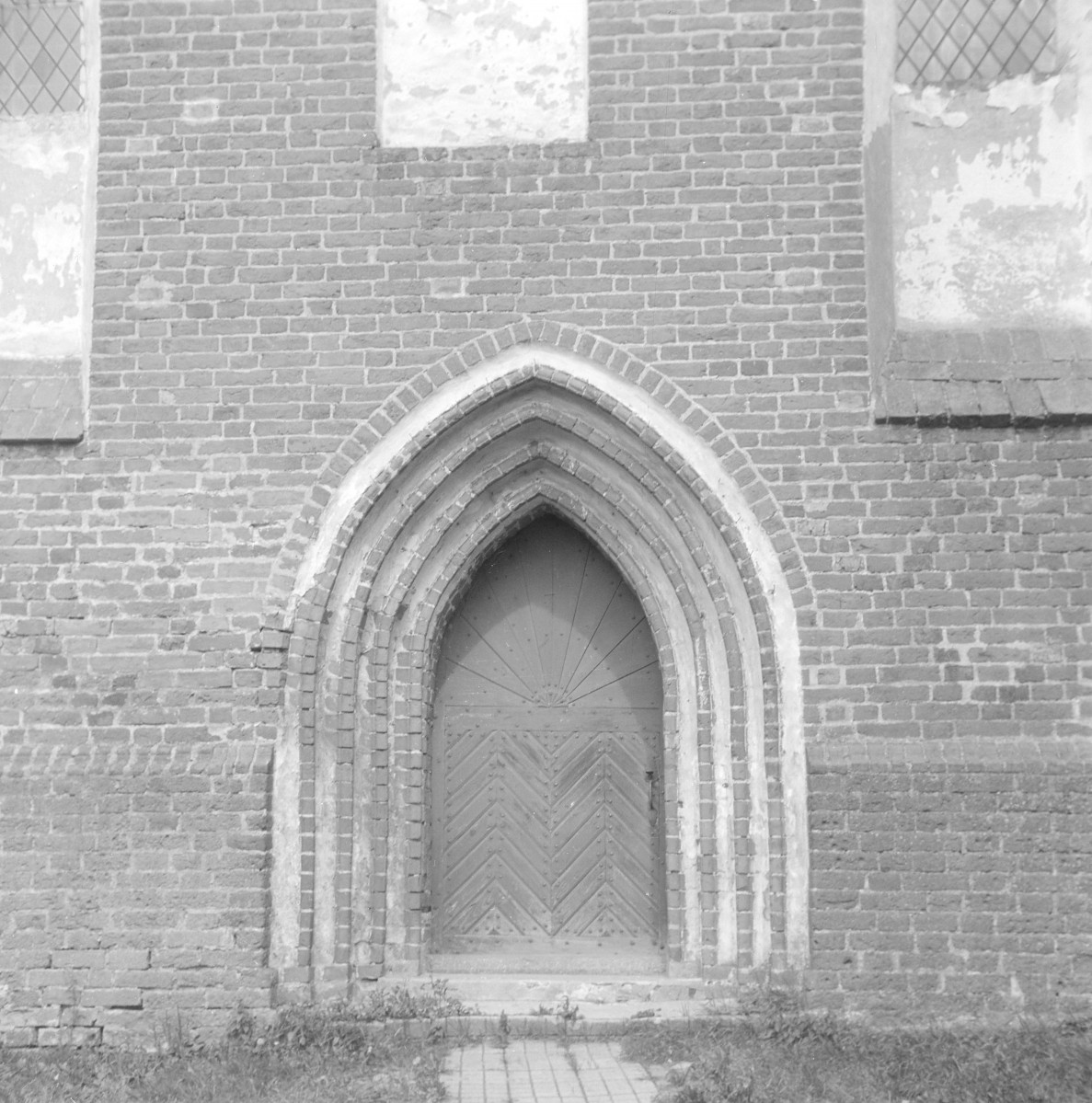 kościół parafialny pw. św. Anny - portal południowy, skan 1